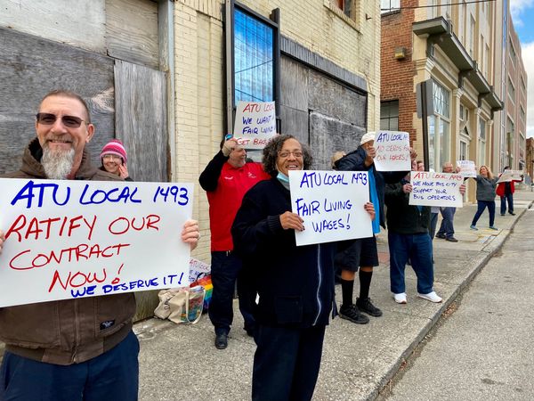 Roanoke Bus Drivers Picket As Union Negotiations Stall With Valley Metro